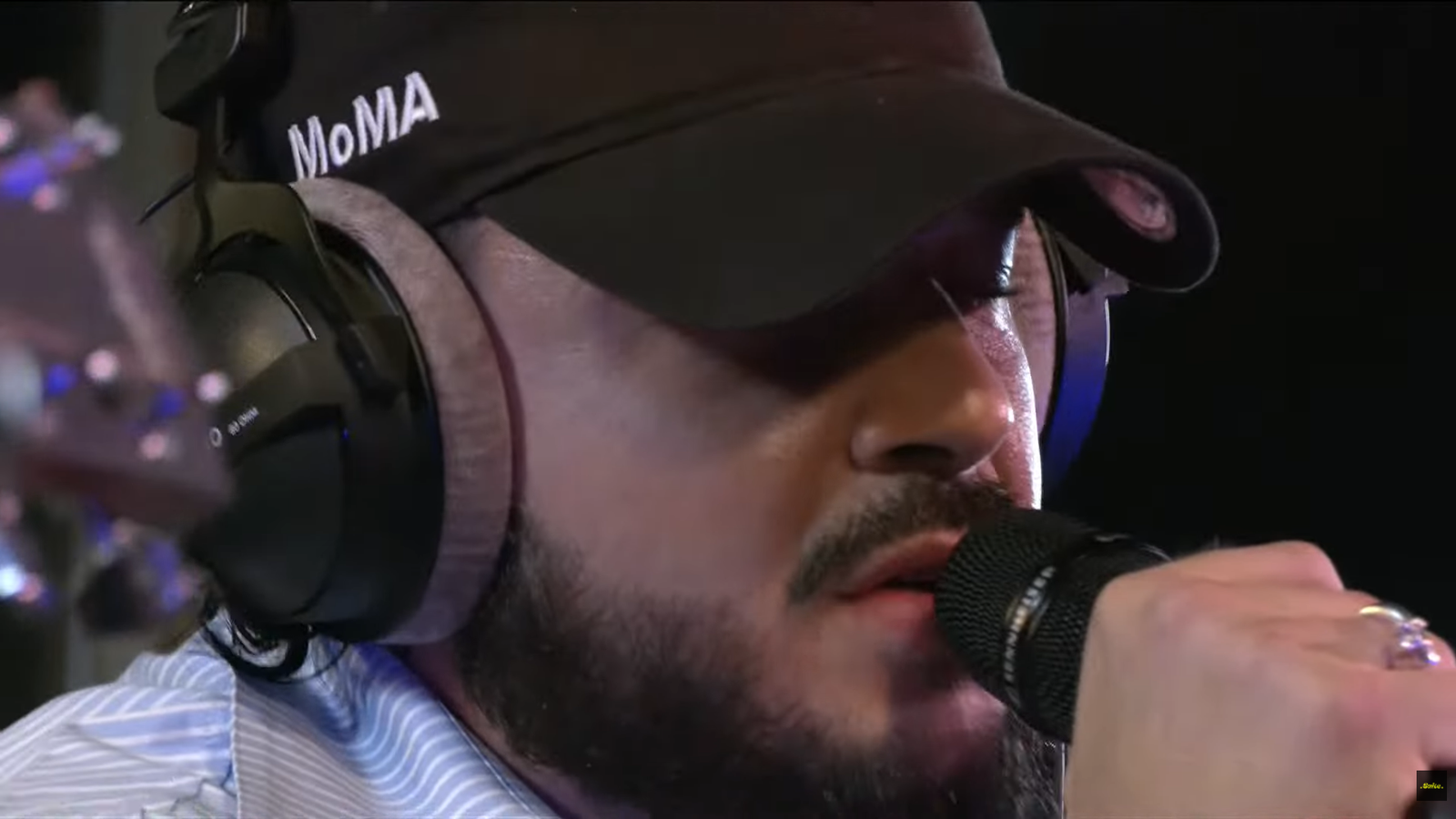 Artista con auriculares y micrófono durante Suite Sessions
