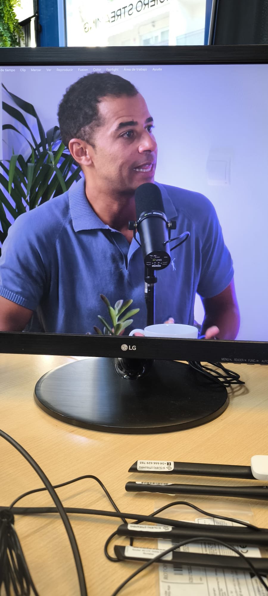Invitado de VULNERATE en monitor durante la producción multicámara