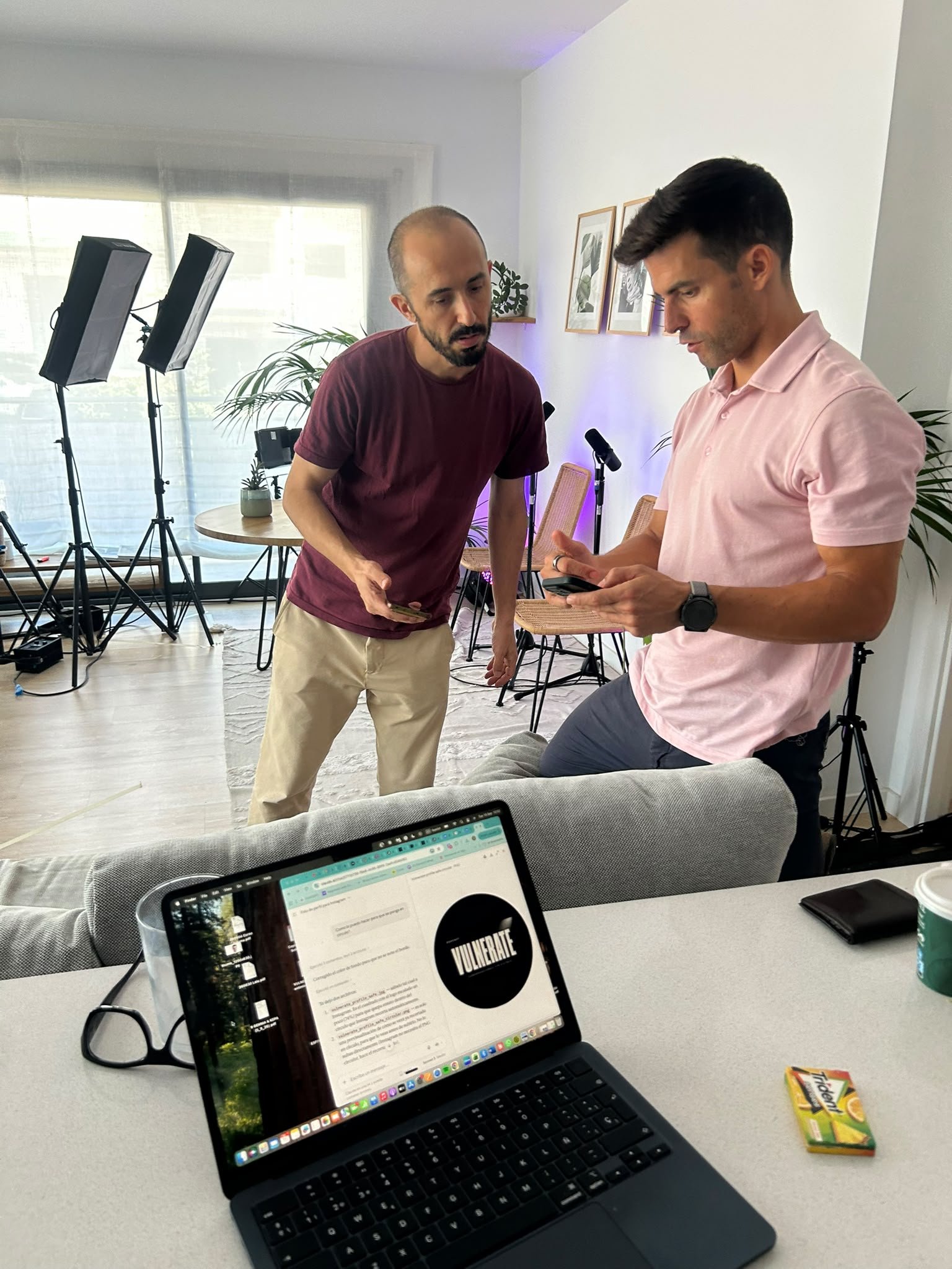 Preparación del rodaje de VULNERATE con iluminación y set de podcast al fondo