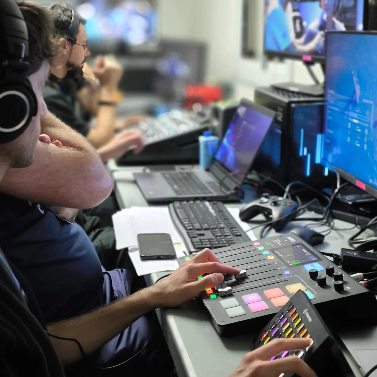 Control técnico y mezcla de audio durante producción esports de SI QUIERO STREAMING